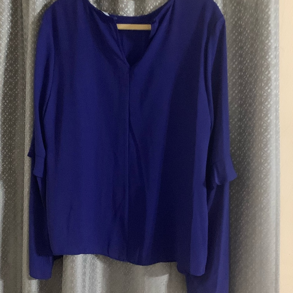 Nice blouse could be for career use. Very fresh great condition